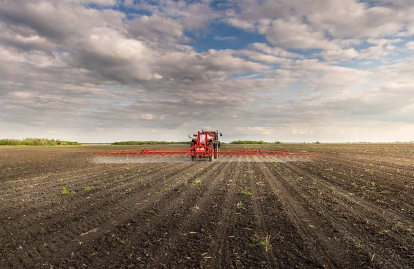 Traktor Penyemprotan Pestisida Lapangan Dengan Penyemprot — Stok Foto