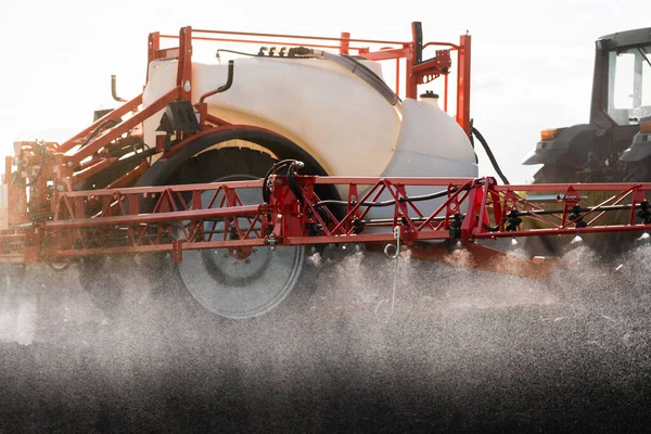 Traktor Versprüht Pestizide Auf Feld Mit Sprüher — Stockfoto