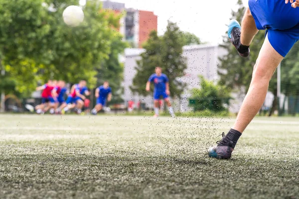 Wazig Van Bal Voetballer Schiet Het Hoek Van Het Voetbalveld — Stockfoto