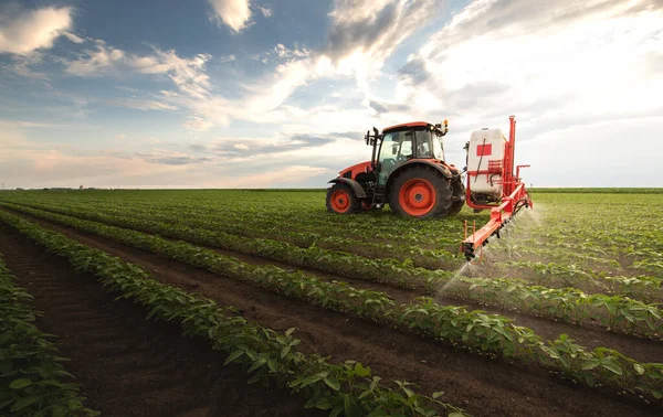 Traktor Rozprašuje Pesticidy Sójové Pole Postřikovačem Jaře — Stock fotografie