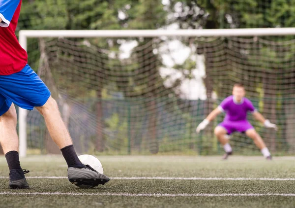 ゴールキーパーは投げられたサッカーをキャッチしようとします — ストック写真