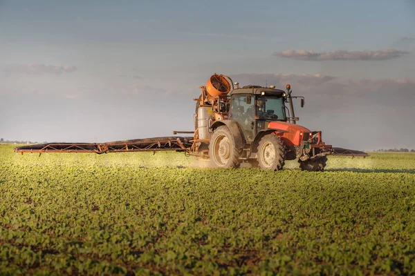 Trekker Sproeien Pesticiden Soja Veld Met Sproeiapparaat Het Voorjaar — Stockfoto