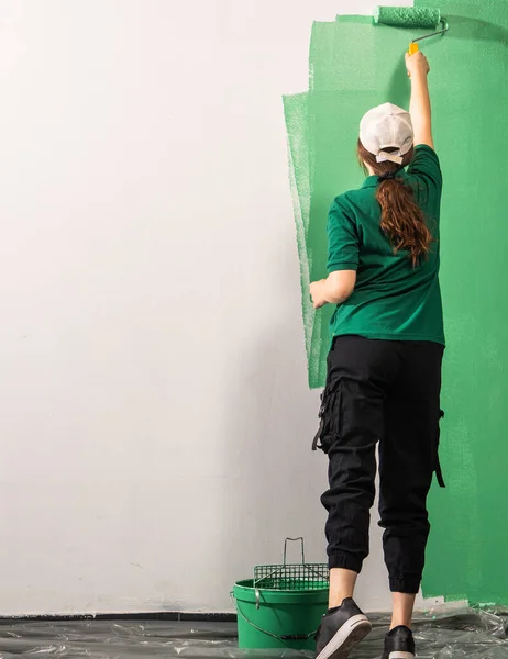 Jovens Pintoras Camisa Pintando Uma Parede Com Rolo Tinta — Fotografia de Stock