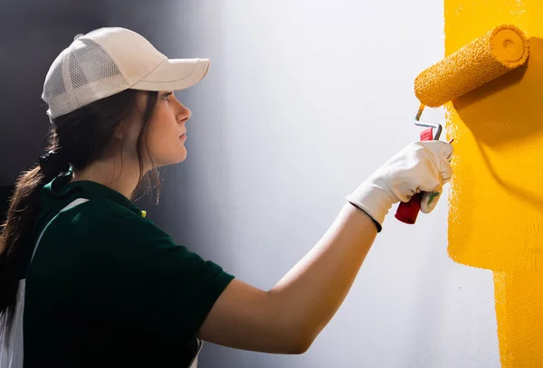 Jovens Pintoras Camisa Pintando Uma Parede Com Rolo Tinta — Fotografia de Stock