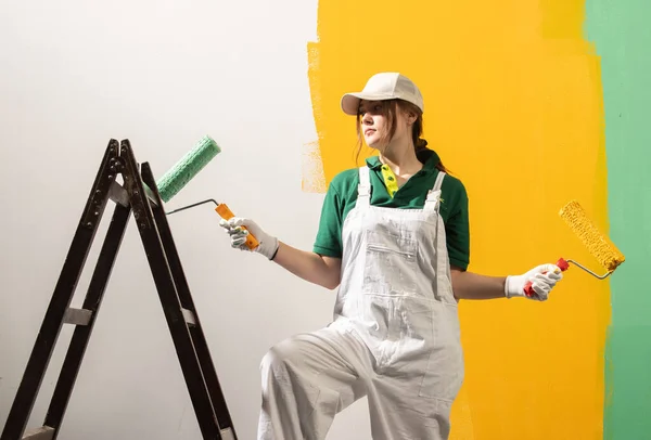 Jovens Pintoras Camisa Pintando Uma Parede Com Rolo Tinta — Fotografia de Stock