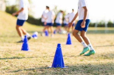  Gençler futbol sahasında birbirlerine top atıyorlar.. 
