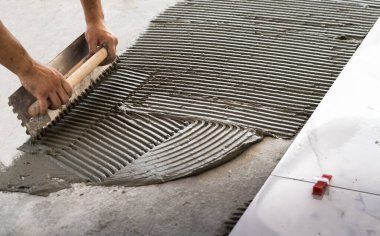 Seramik Karo döşeme. harç beton zemin döşeme için hazırlık beyaz zemini üzerine troweling.