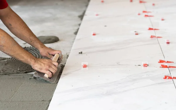 Tot Vaststelling Van Keramische Tegels Troweling Mortel Een Betonnen Vloer — Stockfoto