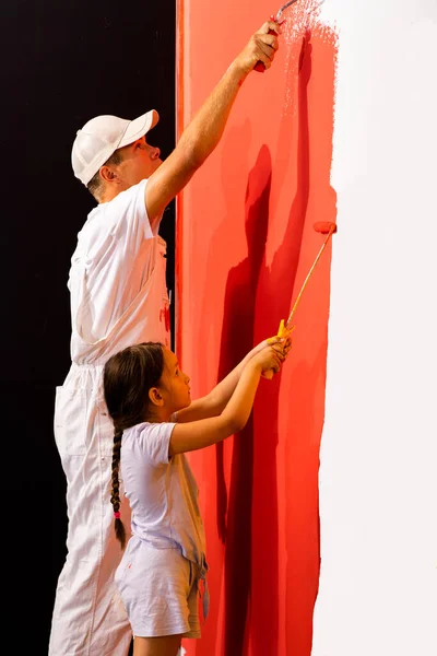 Pai Filha Pintando Seu Quarto Juntos Vermelho — Fotografia de Stock