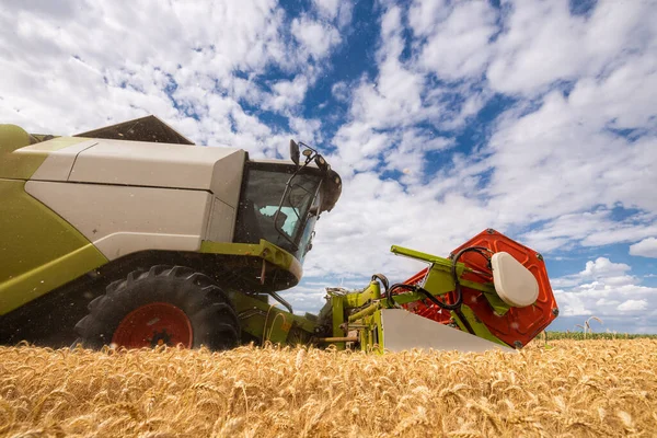 Una Cosechadora Que Trabaja Campo Trigo — Foto de Stock