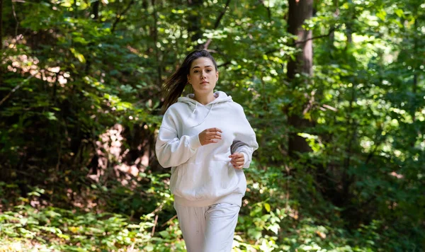 年轻美丽的高加索女子慢跑训练 — 图库照片