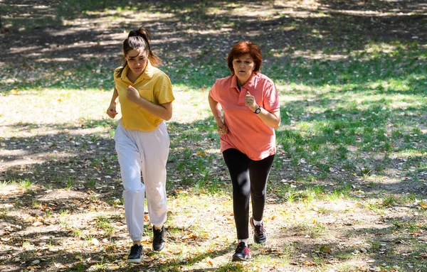 Famiglia Attiva Madre Con Figlia Che Salta Corre Nel Parco — Foto Stock