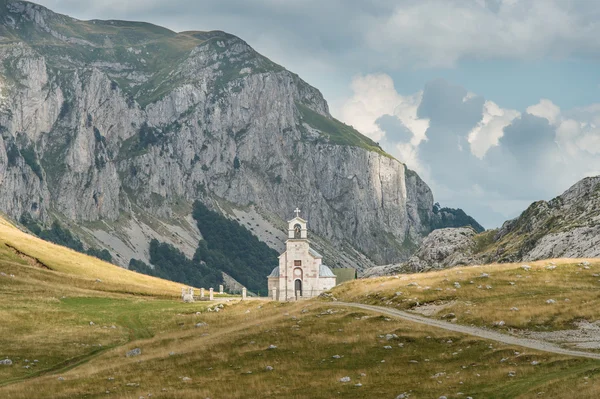Église dans les montagnes — Photo