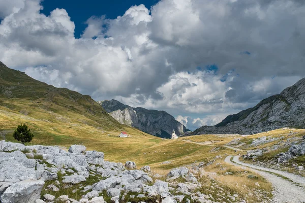 Église dans les montagnes — Photo