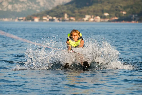 Woman water skiing — Stock Photo, Image