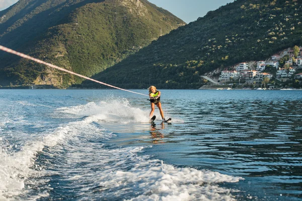 Woman water skiing — Stock Photo, Image