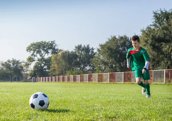 Детский футбол — стоковое фото