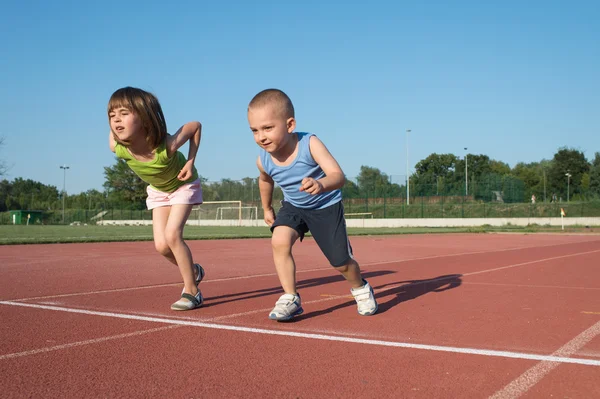 Kinder rennen — Stockfoto