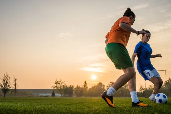 Женский футбол — стоковое фото