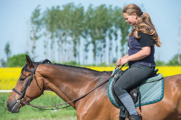 Flicka ridning en häst — Stockfoto