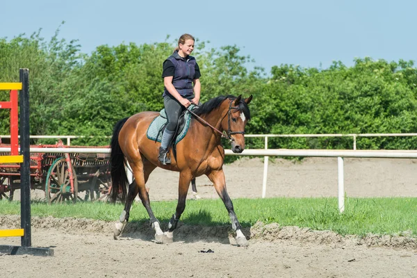 Fille monter un cheval — Photo