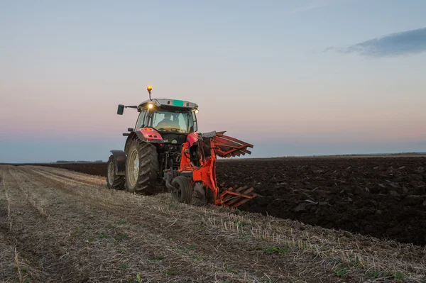 Traktor plöjer — Stockfoto