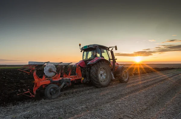 Tractor plowing — Stock Photo, Image