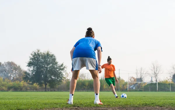 Женский футбол — стоковое фото