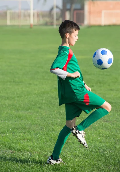Niño jugando fútbol — Foto de Stock