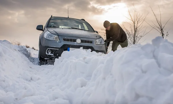 雪の中で立ち往生している車 — ストック写真