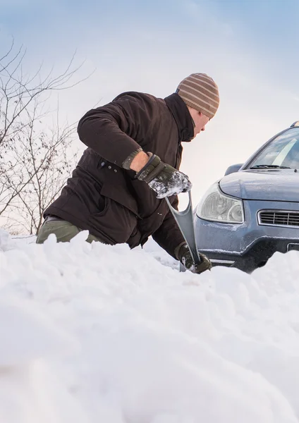 Bil fastnade i snön — Stockfoto