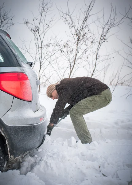 Auto jumissa lumessa — kuvapankkivalokuva