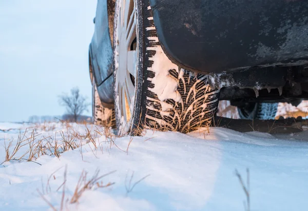 Winterreifen im Schnee — Stockfoto