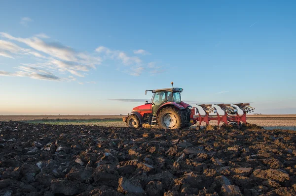 Tractor plowing — Stock Photo, Image