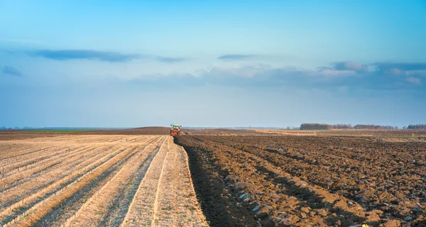 Trekker ploegen — Stockfoto