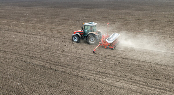  посев урожая на поле
