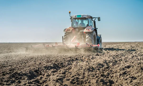 Land für die Aussaat vorbereiten — Stockfoto