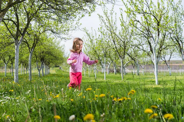 Liten flicka som springer — Stockfoto