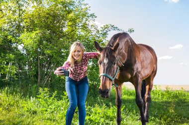 Kız selfie çekiyor. 