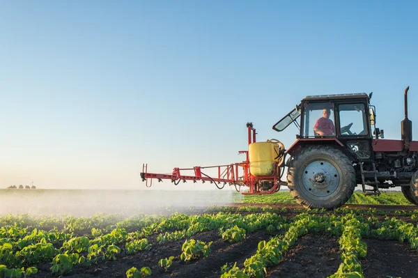 Traktor sprutning — Stockfoto