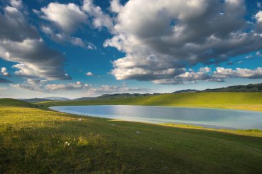 Küçük bir göl ve dağ 