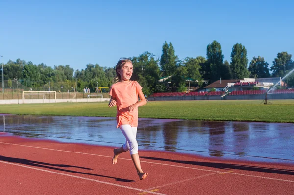 Menina feliz correr — Fotografia de Stock