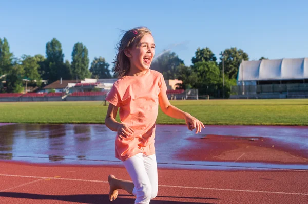 Menina feliz correr — Fotografia de Stock
