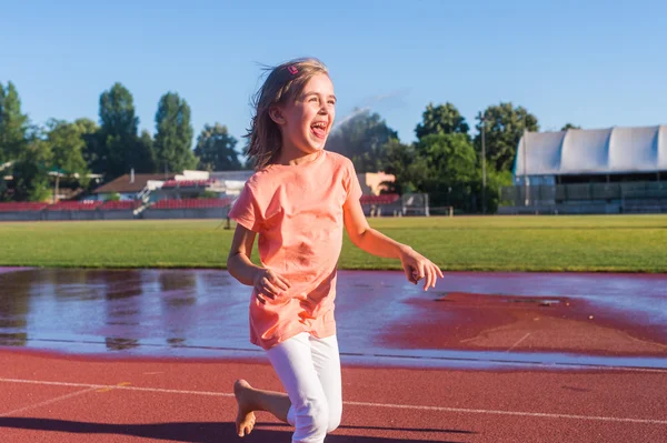 Fröhlicher Mädchenlauf — Stockfoto