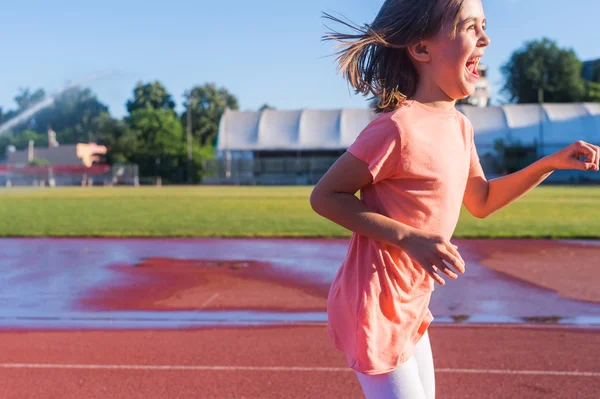 Menina feliz correr — Fotografia de Stock