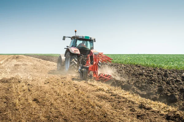 Tractor plowing — Stock Photo, Image