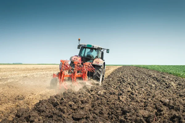 Traktor plöjer — Stockfoto