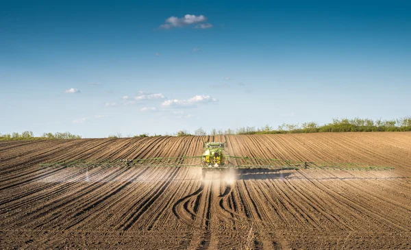 Spraying on field — Stock Photo, Image