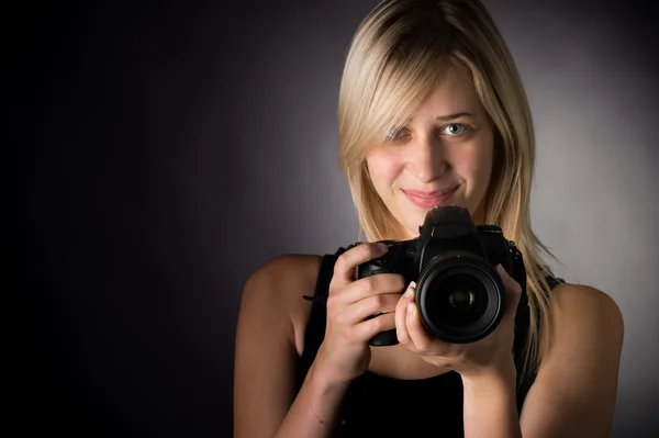 Jonge vrouw met camera — Stockfoto