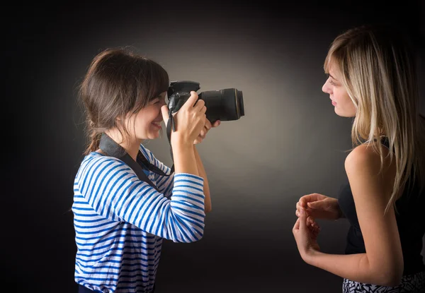 Dwie dziewczyny są fotografowane — Zdjęcie stockowe